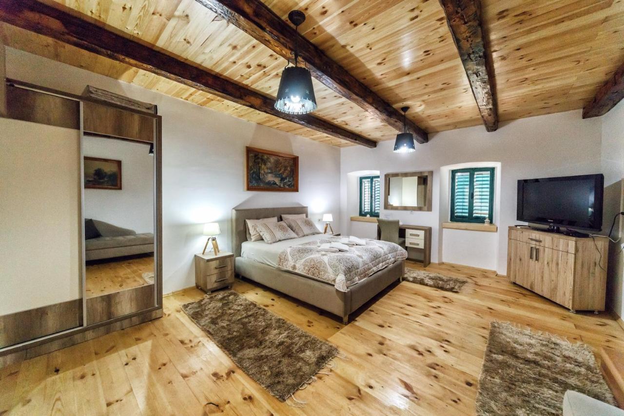 Apartments "Old House Pajovic" เวียร์ปาซาร์ ภายนอก รูปภาพ