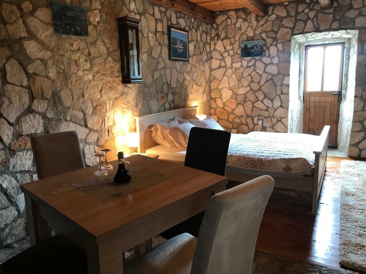 Apartments "Old House Pajovic" เวียร์ปาซาร์ ภายนอก รูปภาพ